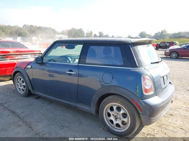 2011 MINI COOPER WMWSU3C52BT092572 Photo 2