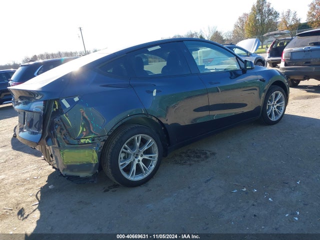 2024 TESLA MODEL Y 7SAYGDEEXRA250886 Photo 3