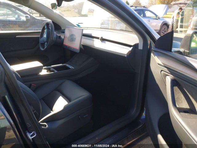 2024 TESLA MODEL Y 7SAYGDEEXRA250886 Photo 4