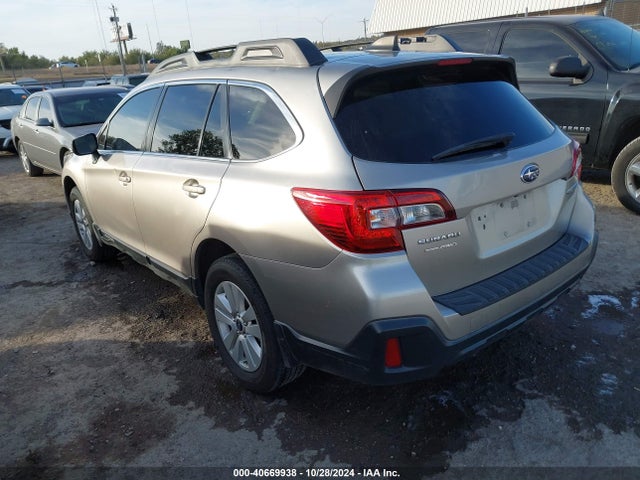 Subaru Outback 2.5i Premium 2018 4S4BSAFC8J3265626 Image 3