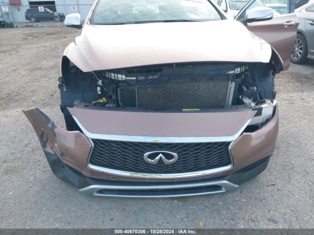 SJKCH5CR9HA018013 Infiniti Qx30 Premium