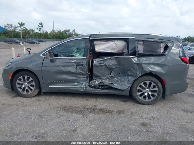 Chrysler Pacifica Hybrid Pinnacle 2022 2C4RC1N71NR138220 Image 14