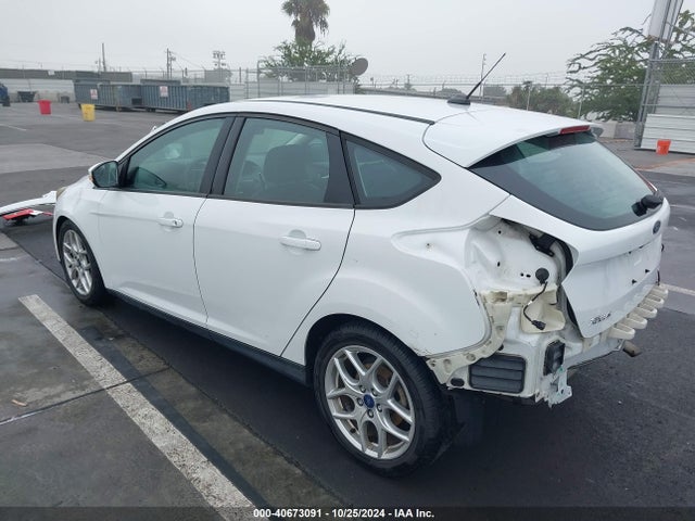 Ford FOCUS SE 2015 1FADP3K20FL375218 Image 3