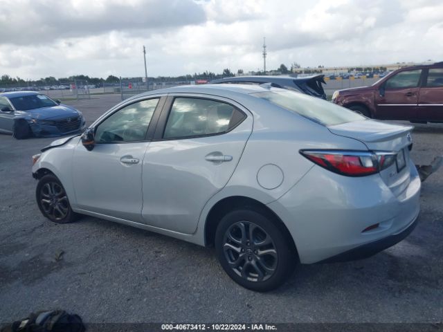 3MYDLBYV8KY527931 Toyota YARIS LE