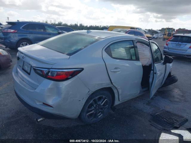 3MYDLBYV8KY527931 Toyota YARIS LE