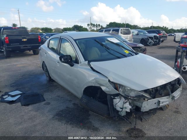 3MYDLBYV8KY527931 Toyota YARIS LE