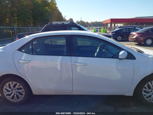 Toyota COROLLA LE 2018 5YFBURHE1JP753383 Image 13