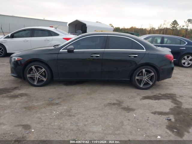 WDD3G4EB0KW029367 Mercedes-Benz A 220