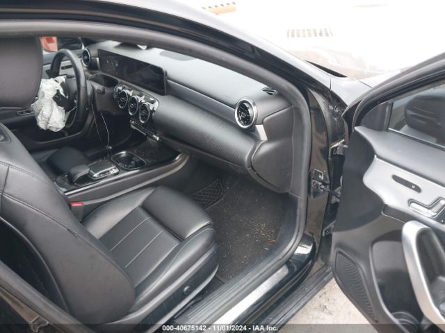 WDD3G4EB0KW029367 Mercedes-Benz A 220