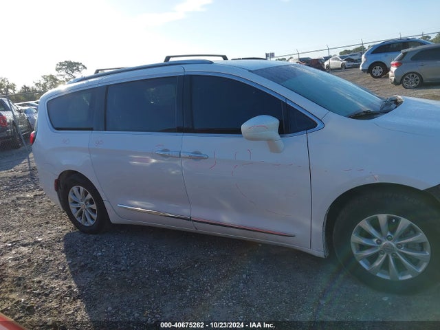 2C4RC1BG2KR561095 Chrysler Pacifica Touring L