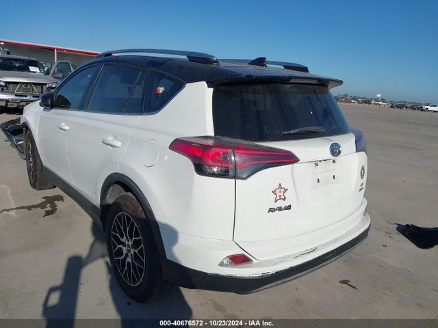 Toyota RAV4 LE 2018 JTMBFREV1JJ215382 Image 3