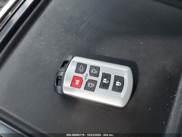 5TDYK3DC1GS747780 Toyota Sienna Xle 8 Passenger