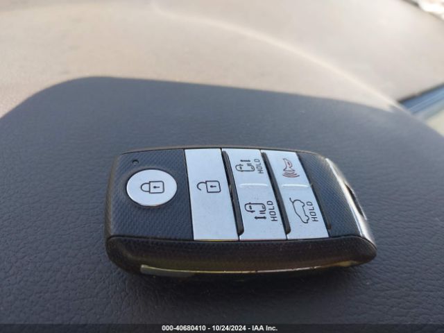 KNDMB5C17H6329087 KIA SEDONA LX