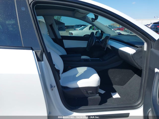 2021 TESLA MODEL Y 5YJYGDEE8MF299609 Photo 4