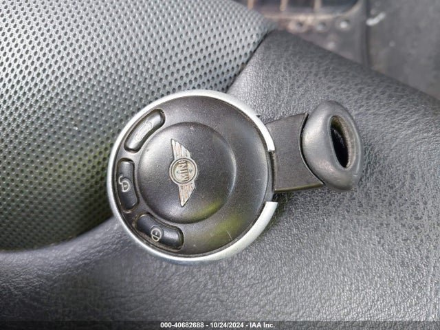2010 MINI COOPER S WMWMF7C57ATX41842 Photo 10