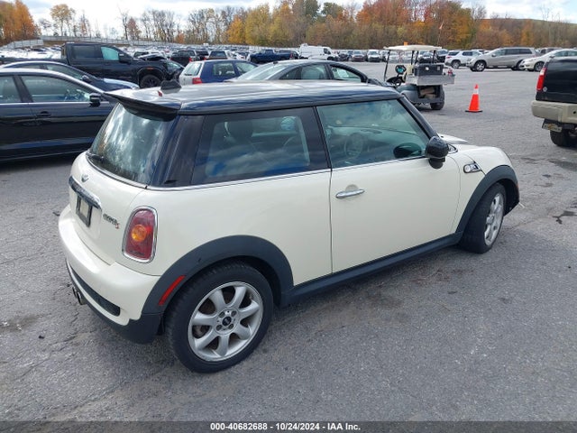 2010 MINI COOPER S WMWMF7C57ATX41842 Photo 3