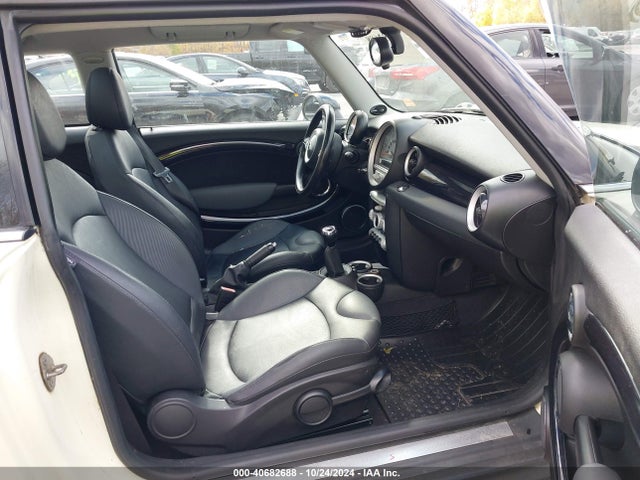 2010 MINI COOPER S WMWMF7C57ATX41842 Photo 4