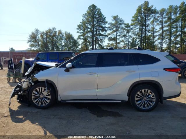 5TDFZRAH2NS123988 Toyota Highlander Platinum