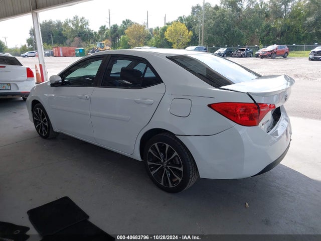 Toyota COROLLA SE 2018 5YFBURHE3JP758066 Image 3