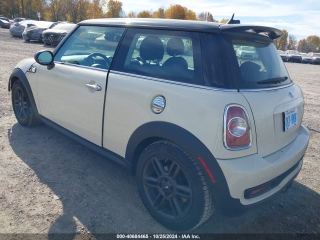2011 MINI COOPER S WMWSV3C56BTY15501 Photo 2