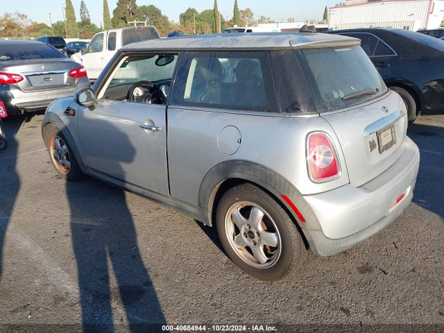 2011 MINI COOPER WMWSU3C50BT182030 Photo 2