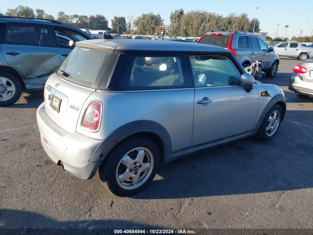 2011 MINI COOPER WMWSU3C50BT182030 Photo 3