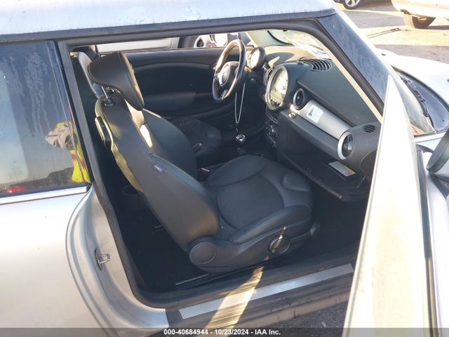 2011 MINI COOPER WMWSU3C50BT182030 Photo 4