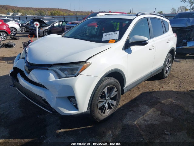 Toyota Rav4 Xle 2017 JTMWFREV7HD099373 Image 2