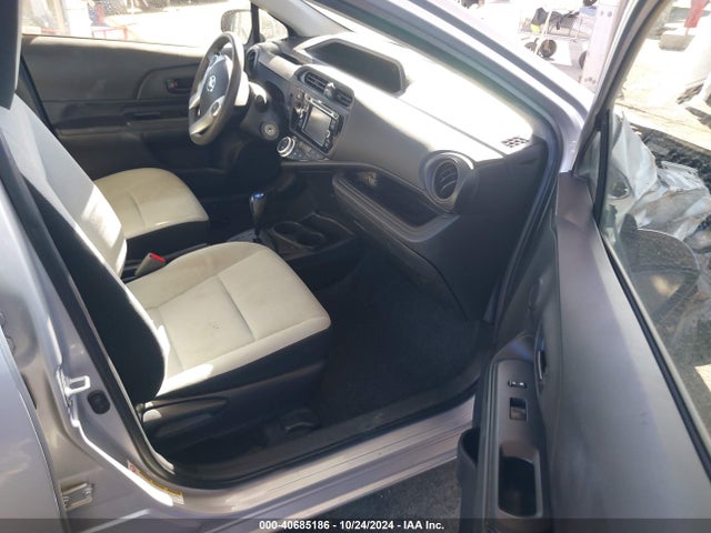 JTDKDTB3XG1136355 Toyota Prius C One