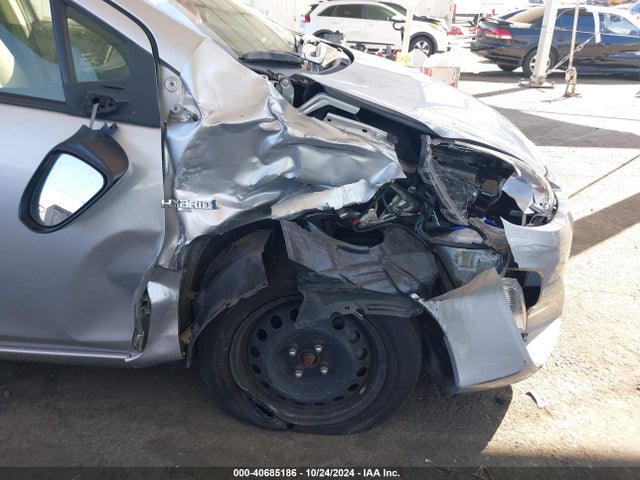 JTDKDTB3XG1136355 Toyota Prius C One
