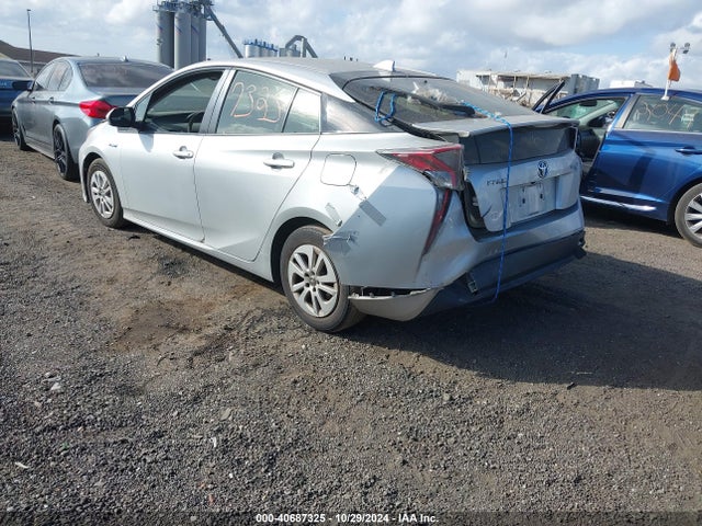 Toyota Prius Two 2017 JTDKBRFU6H3546507 Image 3