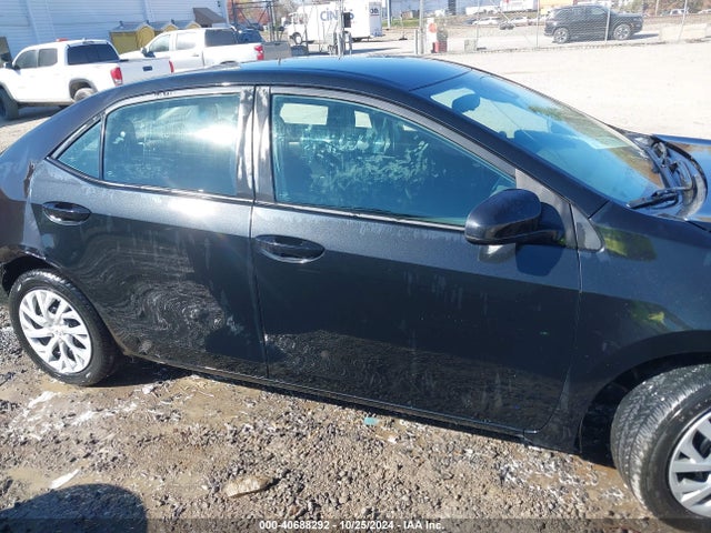 Toyota COROLLA LE 2018 5YFBURHE5JP831440 Image 14