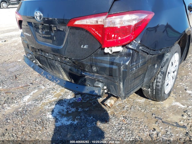 Toyota COROLLA LE 2018 5YFBURHE5JP831440 Image 18