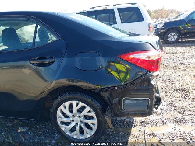 Toyota COROLLA LE 2018 5YFBURHE5JP831440 Image 20