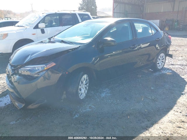 Toyota COROLLA LE 2018 5YFBURHE5JP831440 Image 2