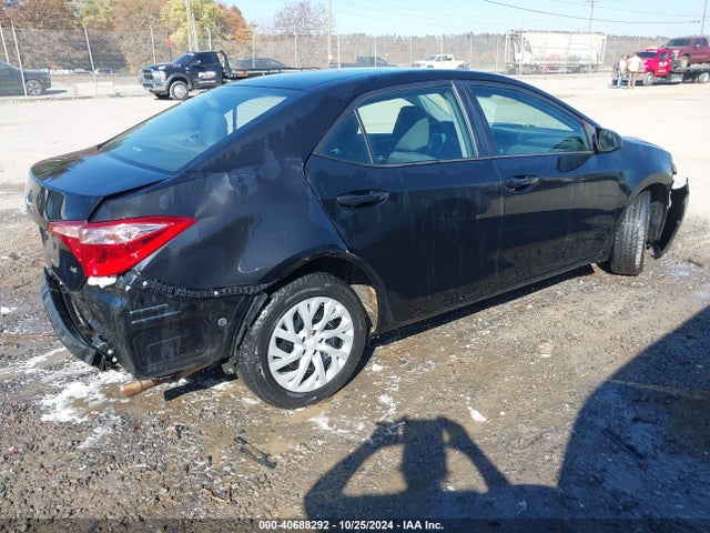 Toyota COROLLA LE 2018 5YFBURHE5JP831440 Image 4