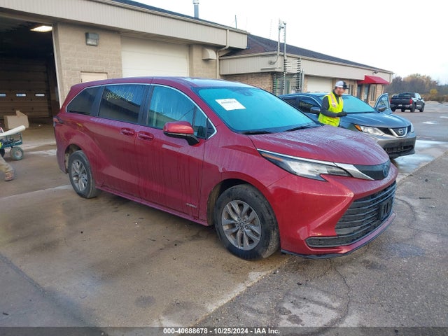 Toyota SIENNA LE 2021 5TDKRKEC9MS043252 Image 1