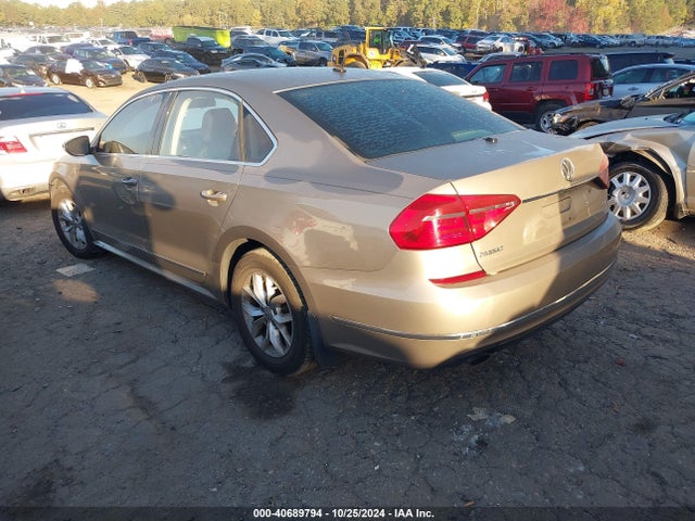 1VWAS7A32GC029585 Volkswagen Passat 1.8t S