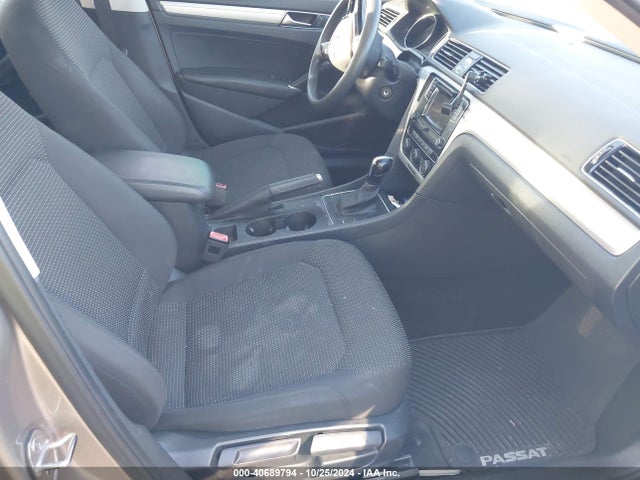 1VWAS7A32GC029585 Volkswagen Passat 1.8t S