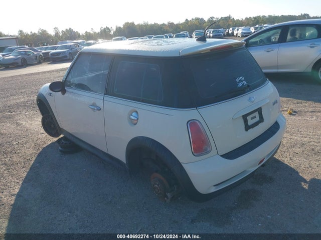2006 MINI COOPER S WMWRE33556TJ33178 Photo 2