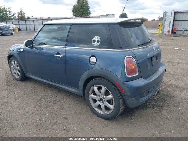 2009 MINI COOPER S WMWMF735X9TW84905 Photo 2