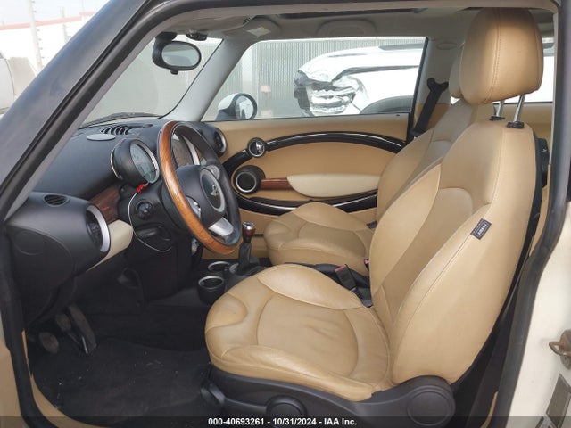 2010 MINI COOPER WMWMF3C56ATU79319 Photo 4