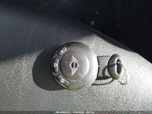 2008 MINI COOPER WMWMF335X8TT67939 Photo 10