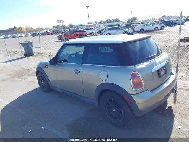 2008 MINI COOPER WMWMF335X8TT67939 Photo 2