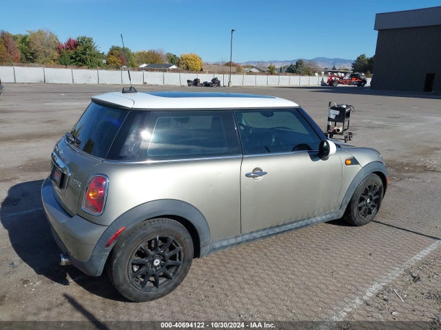 2008 MINI COOPER WMWMF335X8TT67939 Photo 3