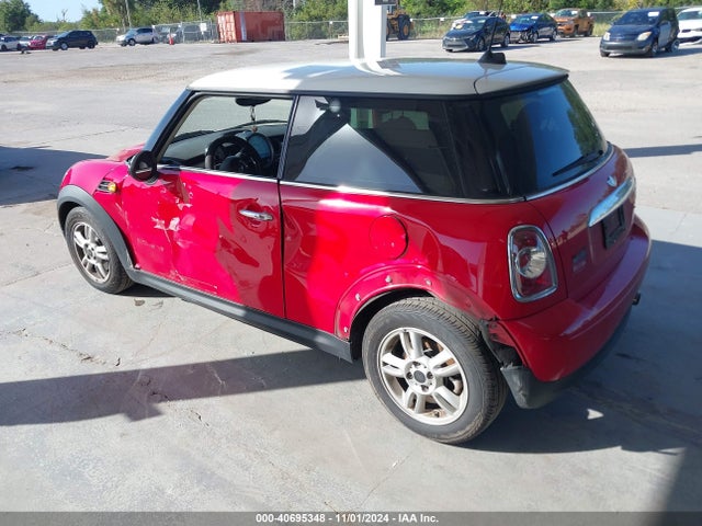 2011 MINI COOPER WMWSU3C59BT252916 Photo 2