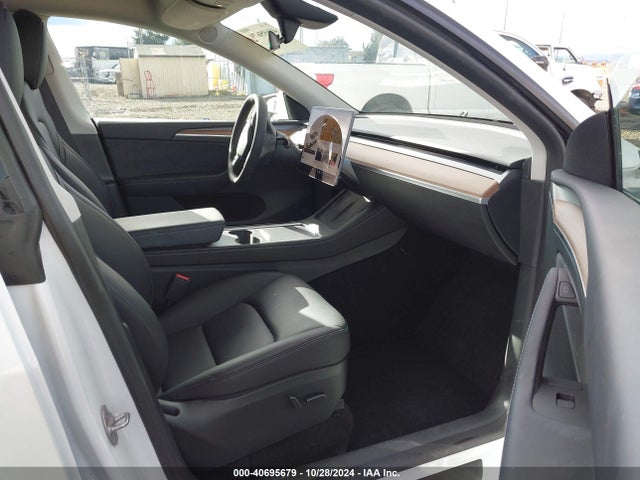 2023 TESLA MODEL Y 7SAYGDEE9PF908388 Photo 4