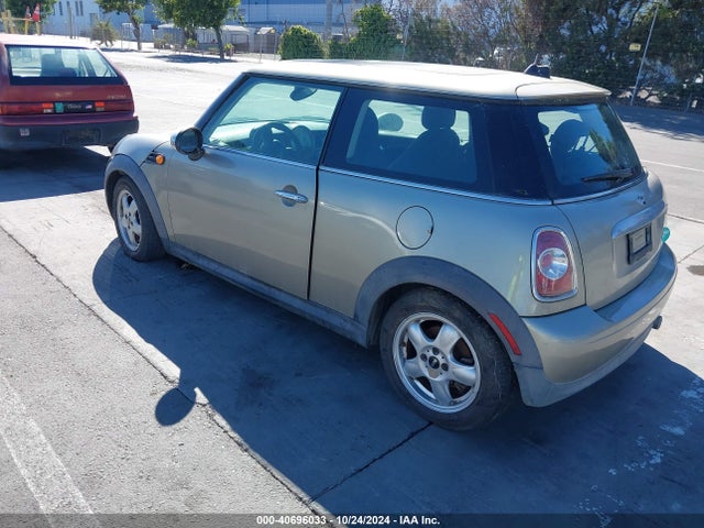 2011 MINI COOPER WMWSU3C54BT091942 Photo 2