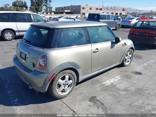 2011 MINI COOPER WMWSU3C54BT091942 Photo 3