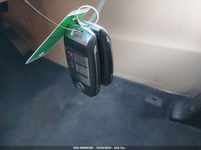 KNDMB5C19H6237852 KIA SEDONA LX